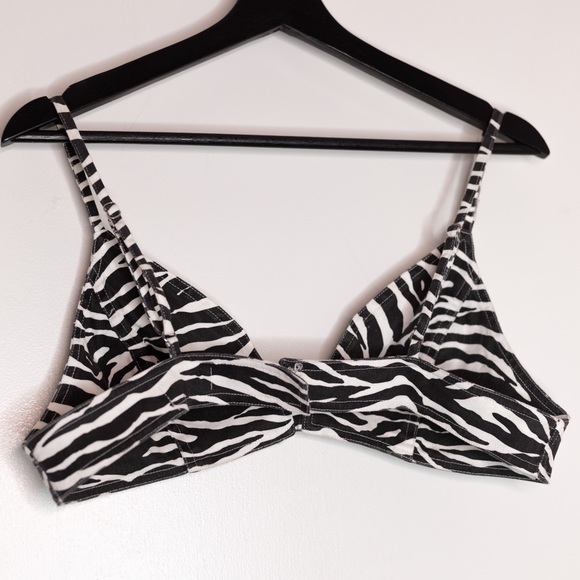 PrettyLittleThing Monochrome Tiger Print Denim Bralet - US8 - Picture 2 of 5